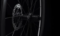 Fast Forward FFWD Ryot 44 DT240 Carbon Disc Wielset-Zwart 10 Fast Forward FFWD Ryot 44 DT240 Carbon Disc Wielset-Zwart -Professionele Winkel Voor Fietsaccessoires asryot44fcc240s 4 medium