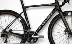 Massini Fuoristrada Gravel Carbon Disc Custom Gravelbike 26 Massini Fuoristrada Gravel Carbon Disc Custom Gravelbike -Professionele Winkel Voor Fietsaccessoires massini fuoristrada ultegra di2 mat zwart 2 medium